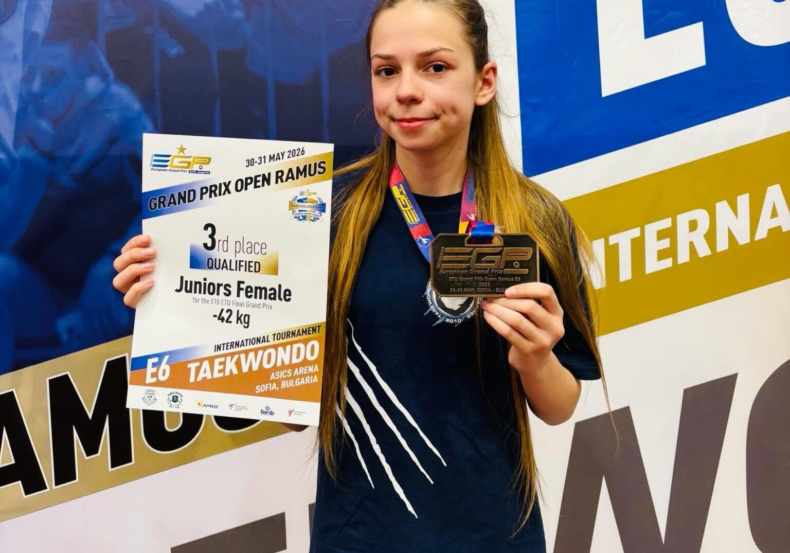 <p><em>Korana Pavić s osvojenom medaljom na Juniorskom Grand Prixu u Sofiji.</em></p>
