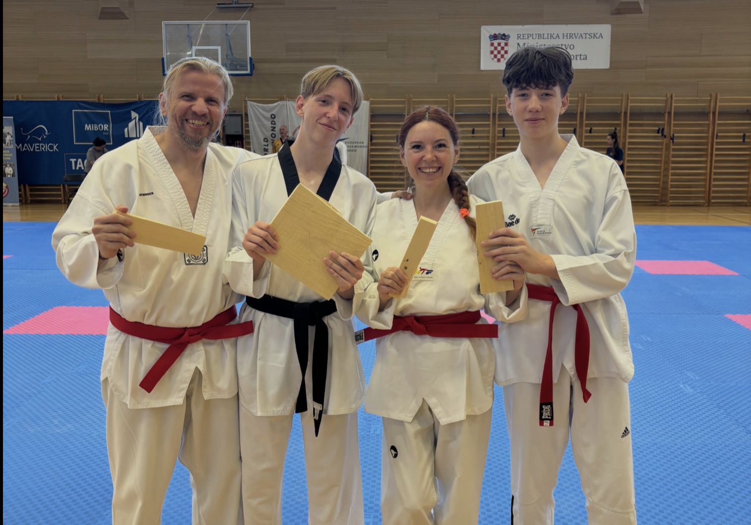 <p><em>Članovi Taekwondo kluba Medvedgrad nakon uspješno položenog ispita za crne pojaseve.</em></p>